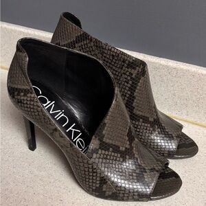 Calvin Klein Nastassia Snakeskin Peep Toe Heels Black/Brown Sz 8.5